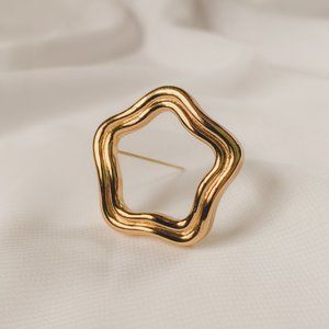 Vintage Monet Open Star Flower Stripe 5 Point Gold Tone Simple Brooch Pin